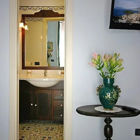 Sorrento Inn Guesthouse * סורנטו