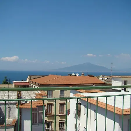 בית הארחה Sorrento Inn Guesthouse *