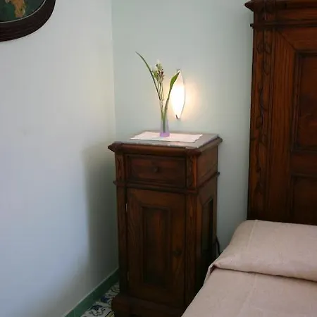 Sorrento Inn Guesthouse * סורנטו